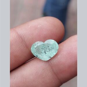 4 carat emerald from Chivor region in Colombia